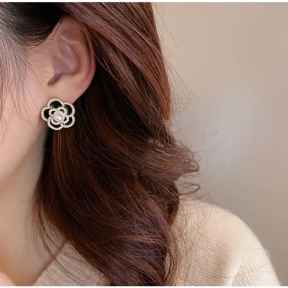 Retail $25 Camellia Flower Black & White Enamel Studs*NEW - Picture 1 of 1